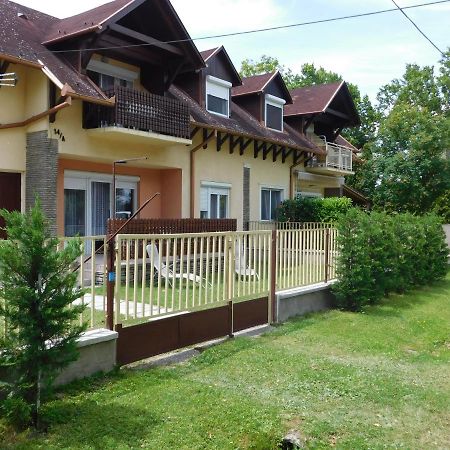 Apartamento Balatonpart-Lak Balatonfenyves Exterior foto