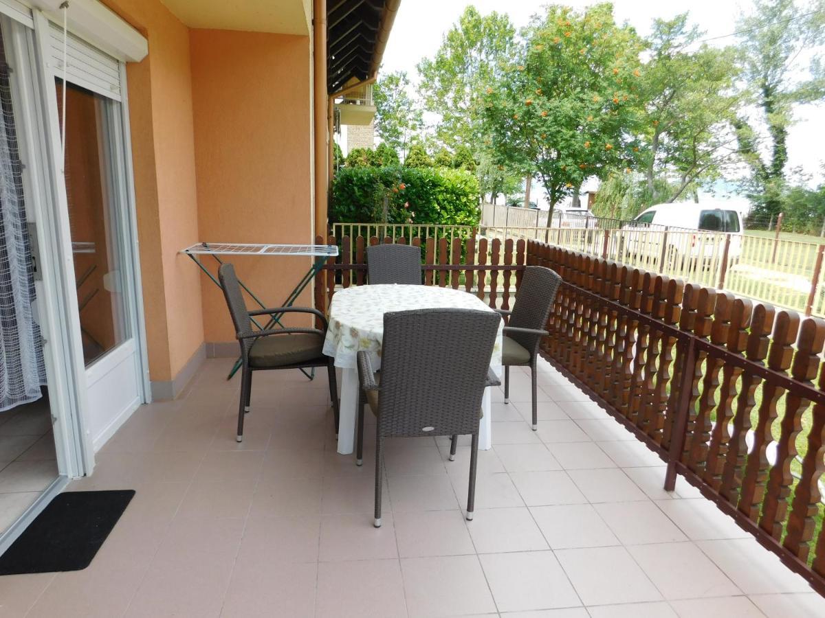 Apartamento Balatonpart-Lak Balatonfenyves Exterior foto